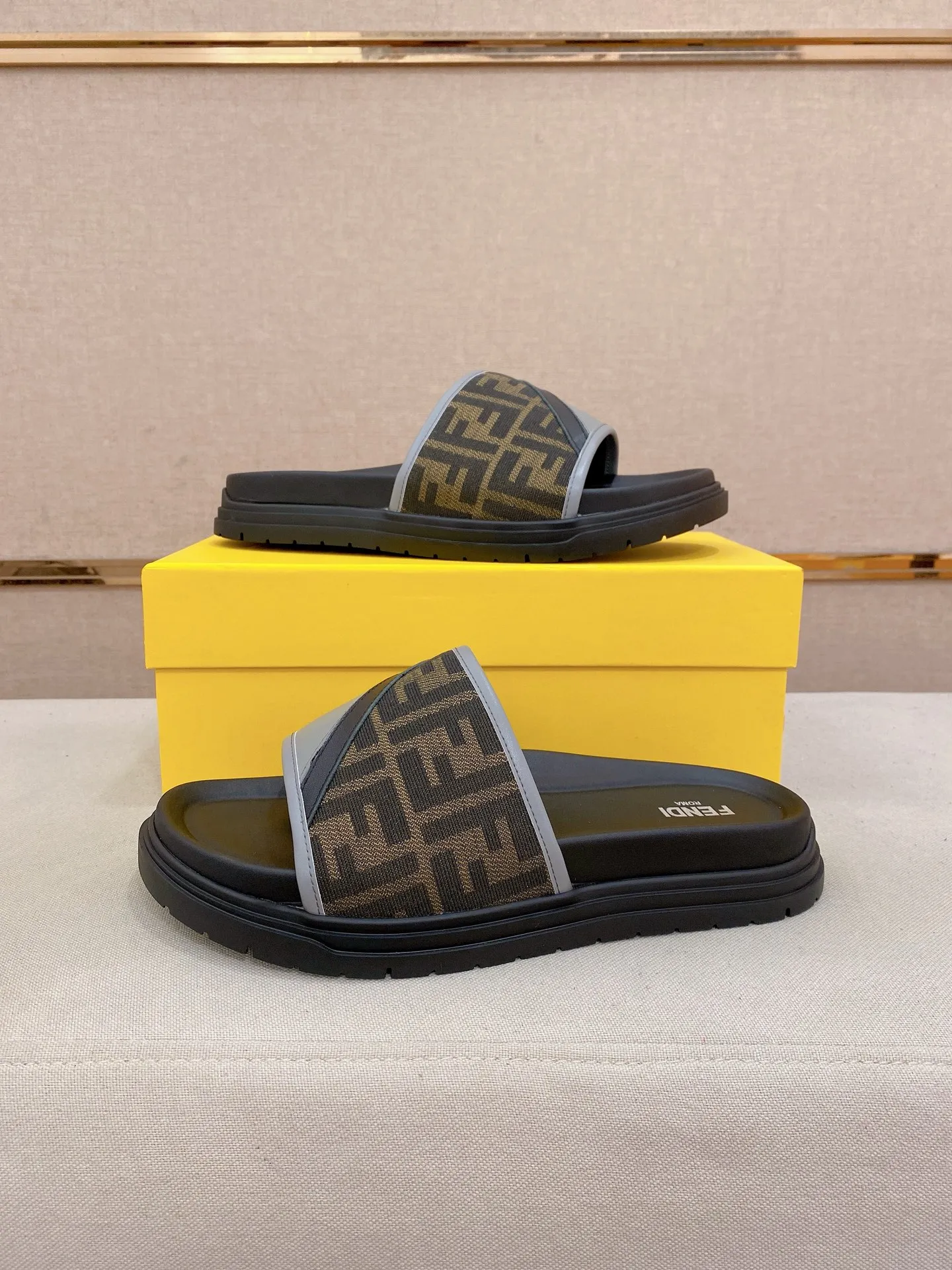 Factory price: 320💰 [Fendi Slippers] High-end brand of men's shoes, official website 1:1 latest masterpiece: original mold customization, the fabric is made of imported original materials, upgraded outsole, lighter and non-slip. The market's top quality, simple yet tasteful, a must-have for fashionistas, fashionable at your feet, full of confidence, the same style at the counter 👍The season of summer slippers is here. Code: 38-44 (45 is custom-made and cannot be returned or exchanged)